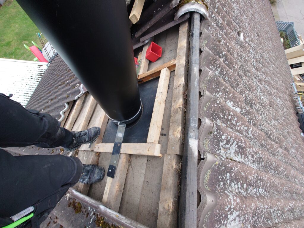 Montering av skorstensrör genom ett tak med betongpannor
