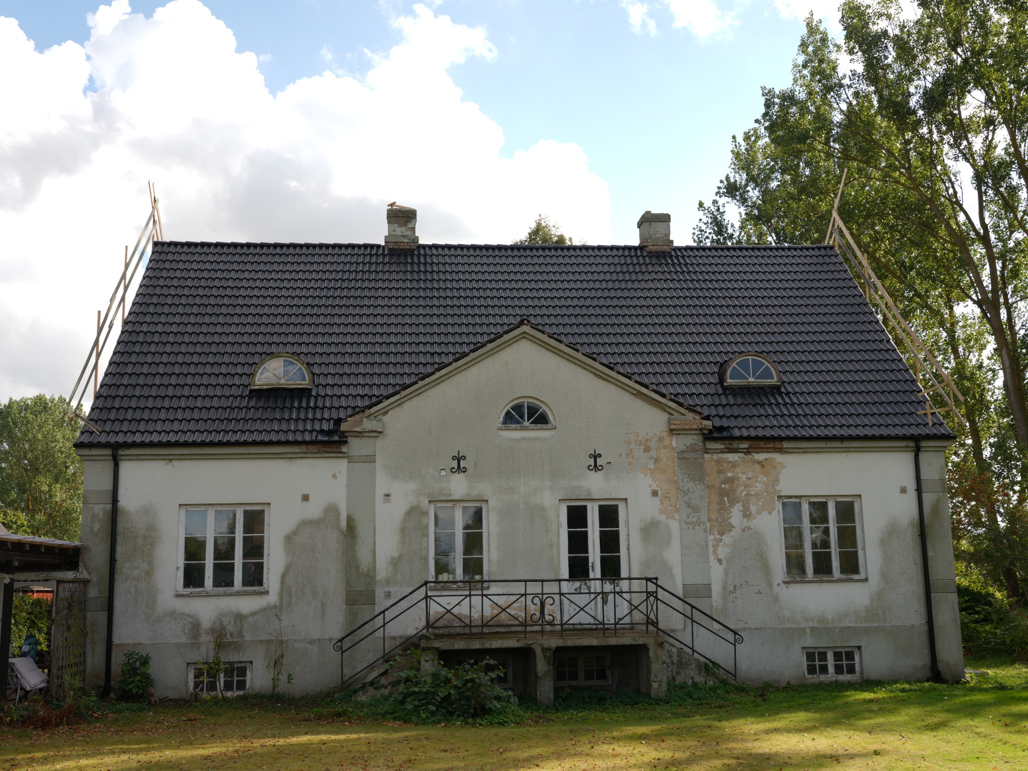 Färdigt hus med nytt mörkt tak av takpannor