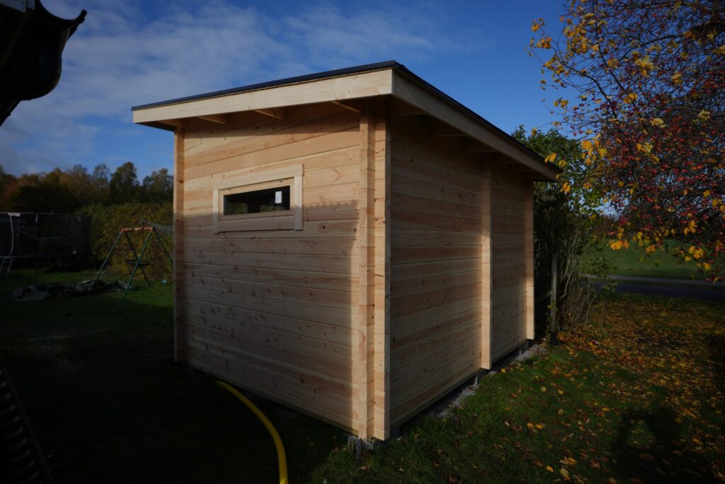 Bastuns träfasad och sidofönster efter montering i Vinslöv