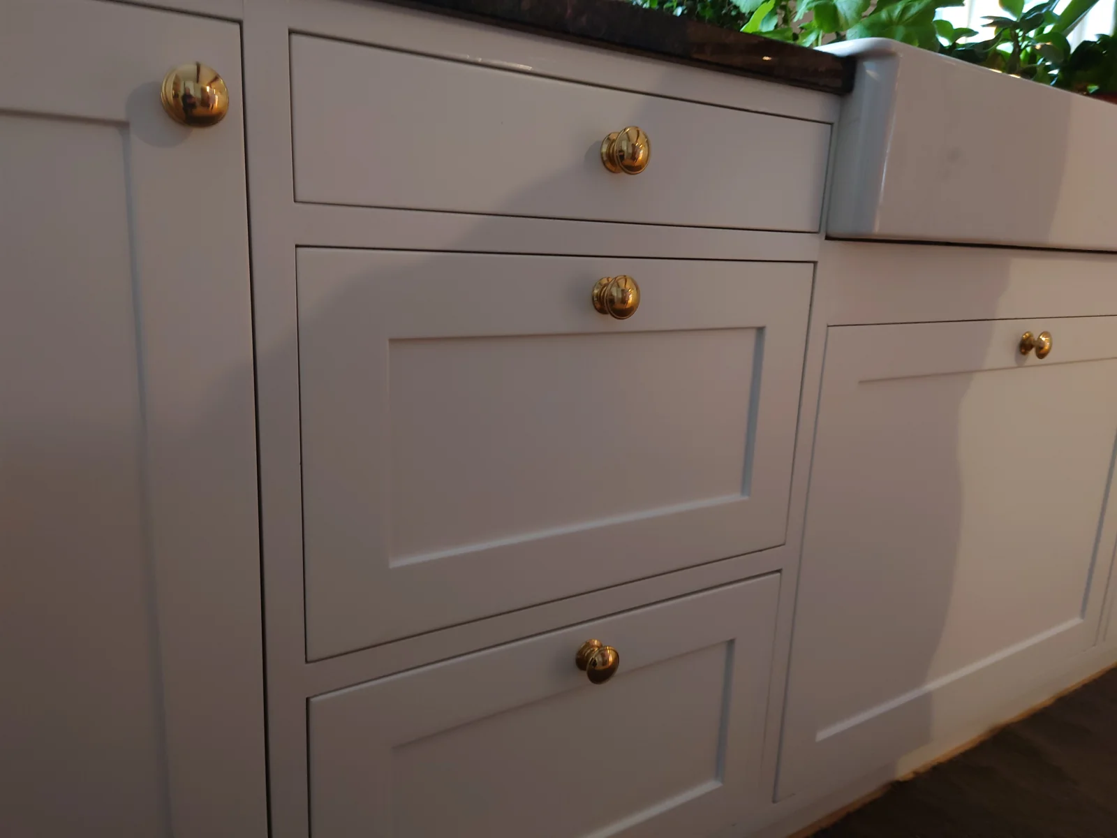 Detalj av köksluckor, lådor och handtag