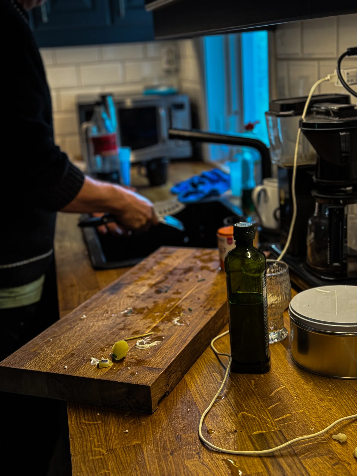 Matlagning vid en träbänkskiva med svart diskho och blandare