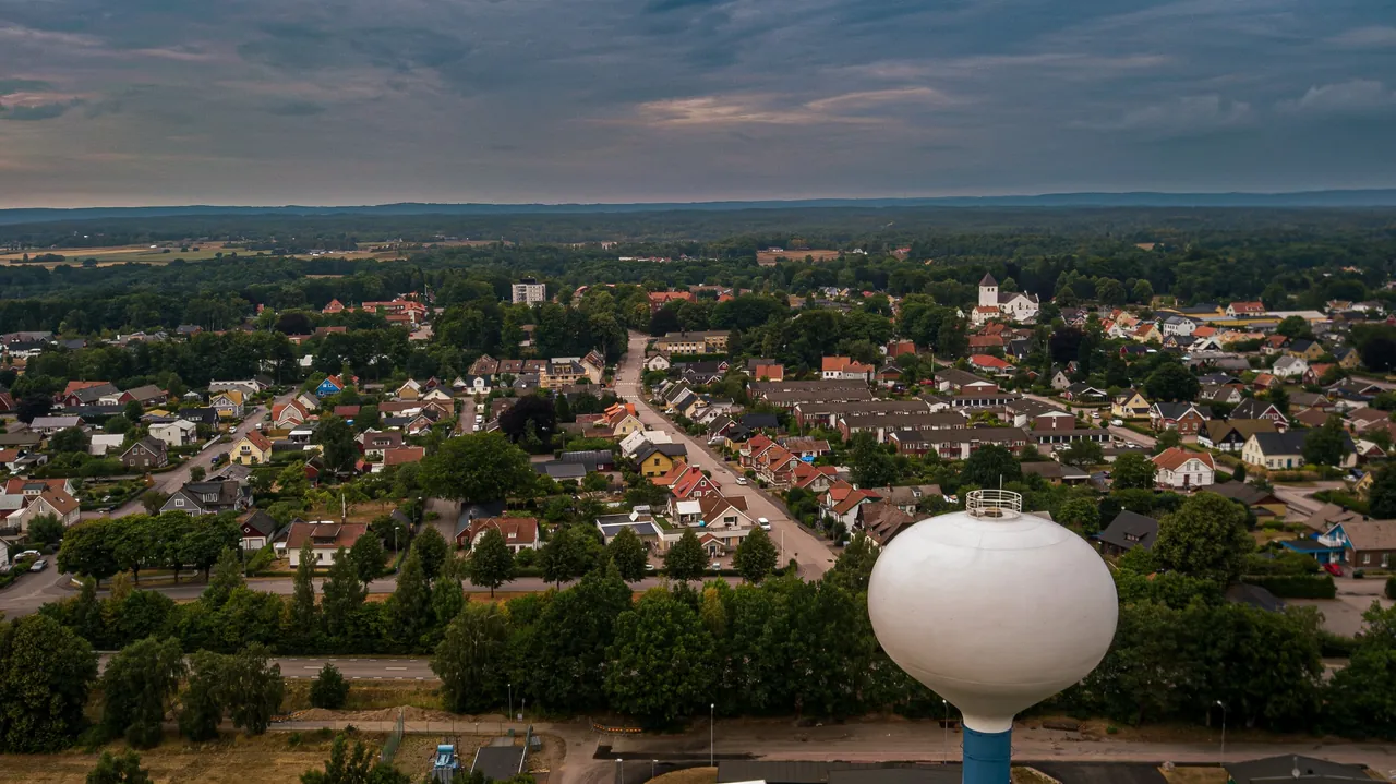 Flygfoto över Munka-Ljungby med kyrkan, vattentornet och bostadshus