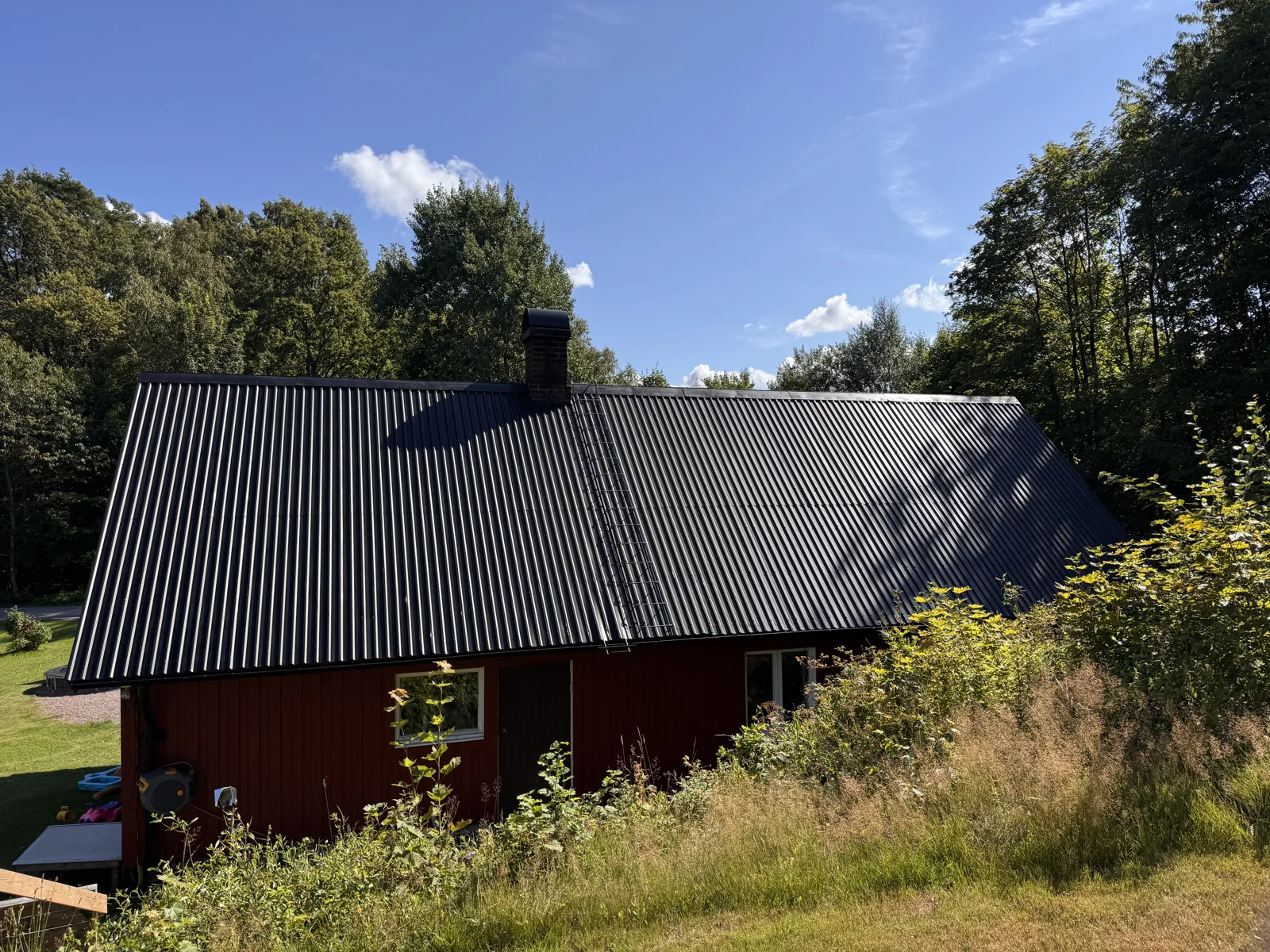 Svart plåttak efter målning