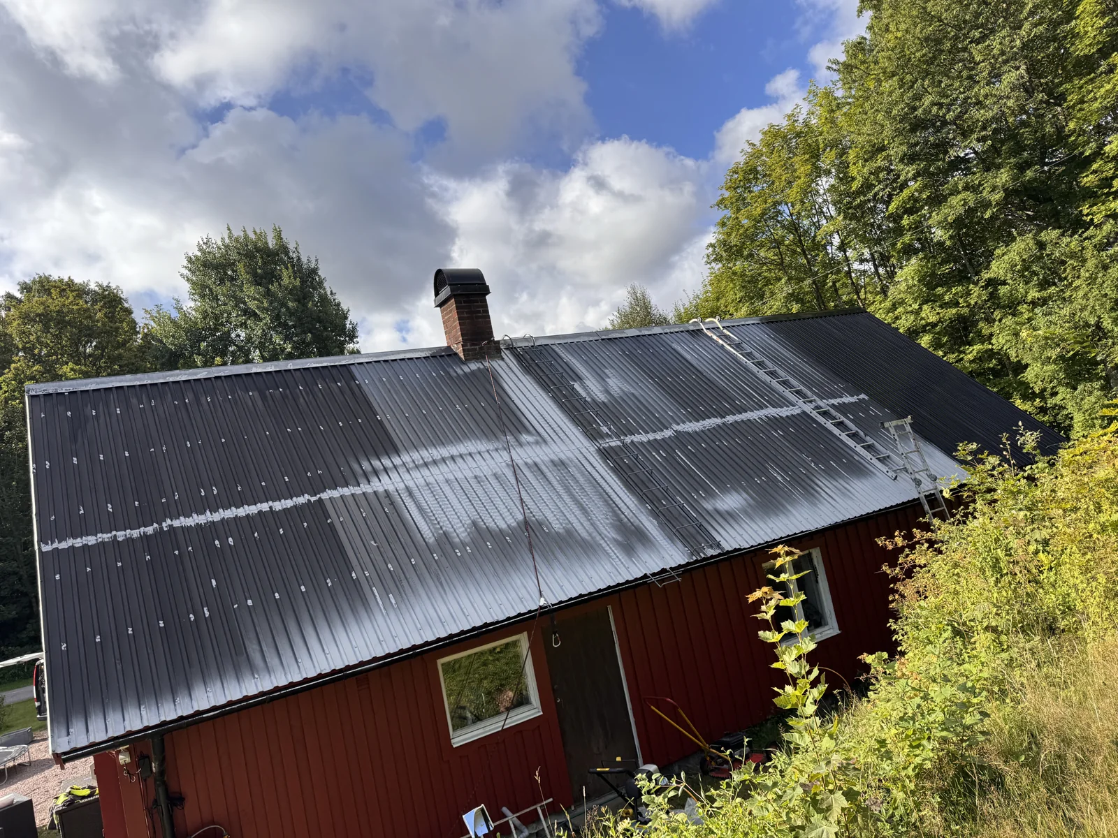 Plåttak före målning med sliten färg