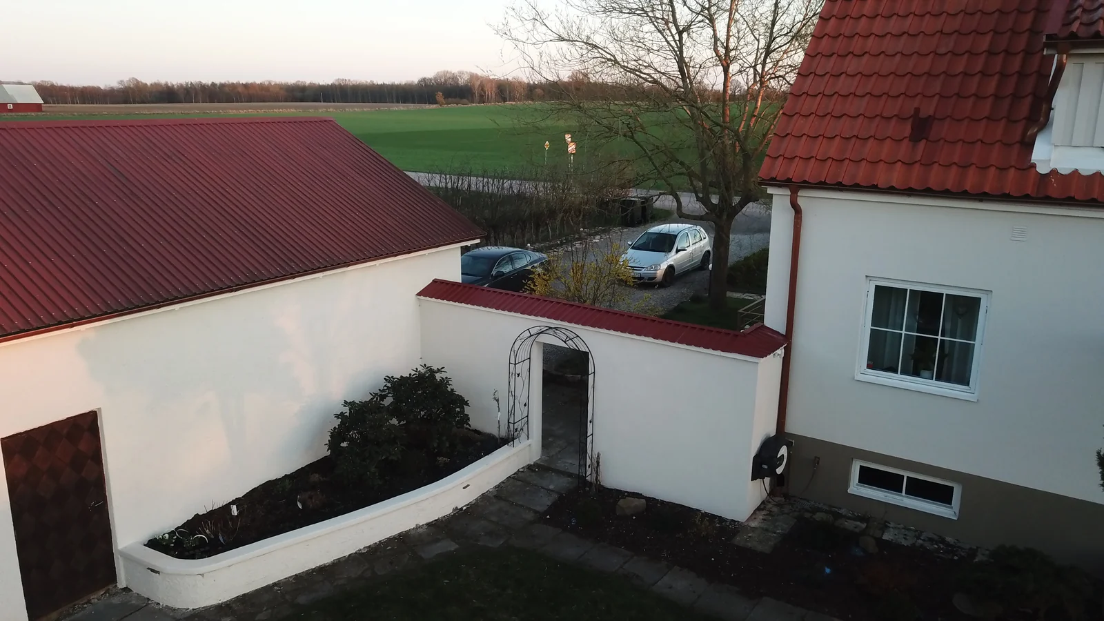Röda tak på vitputsade byggnader med en innergård
