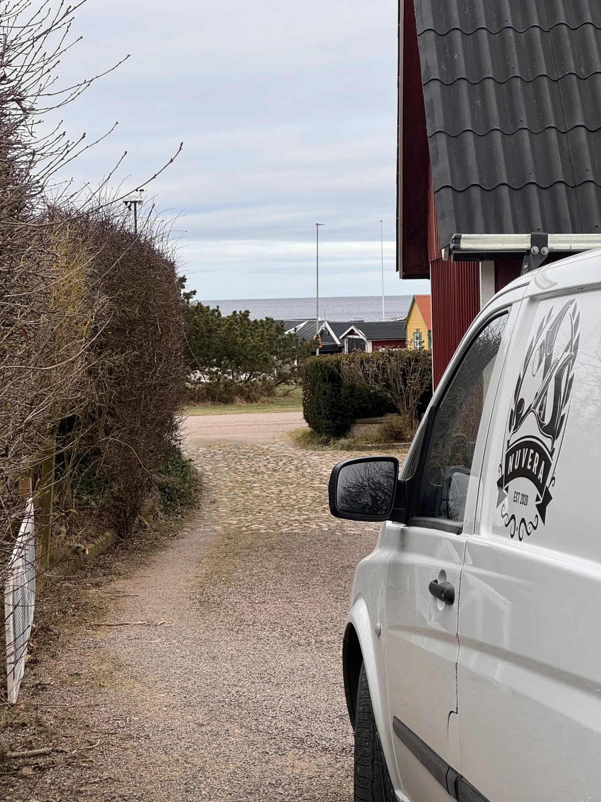 Nuveras servicebil vid en fastighet