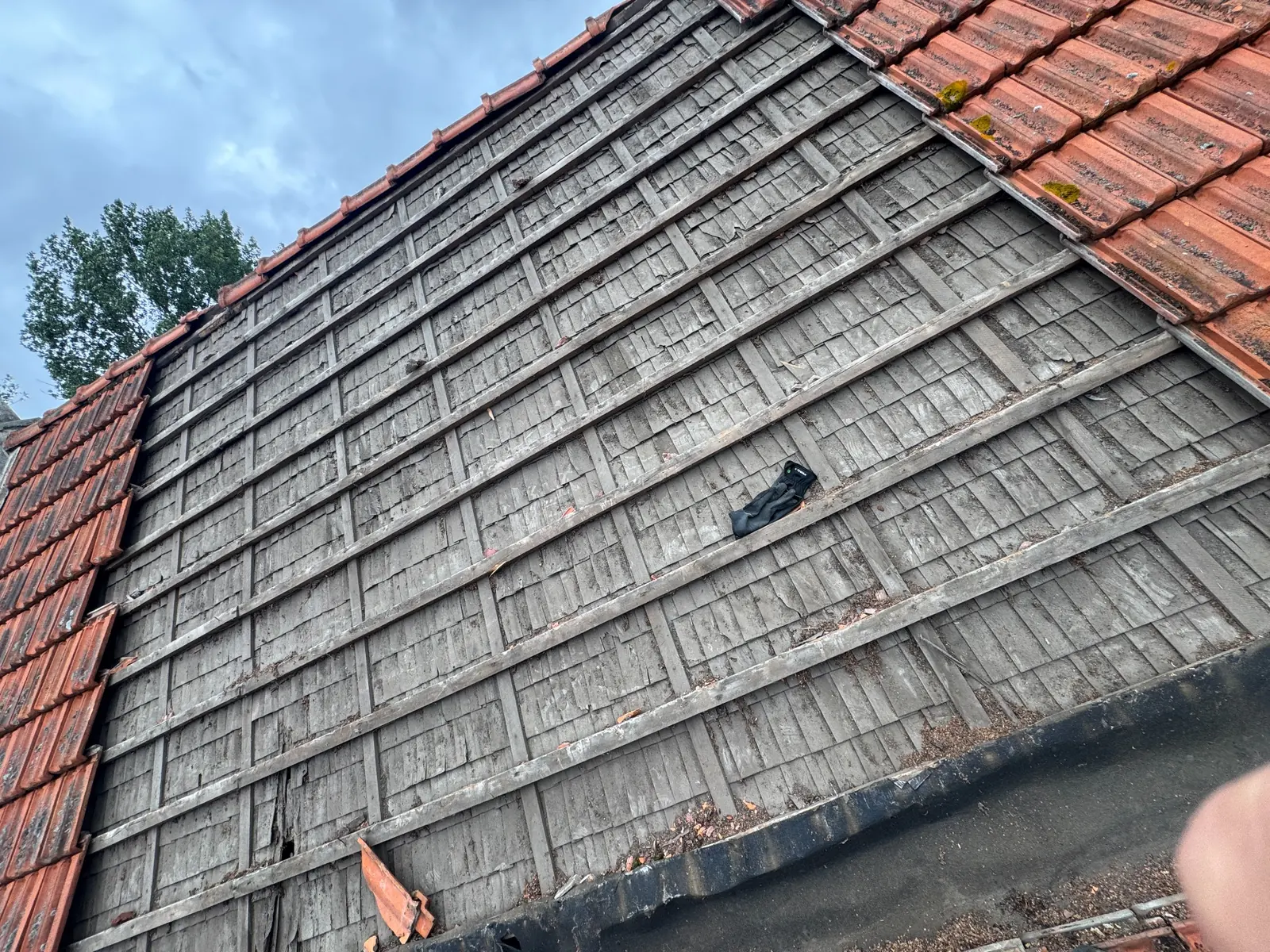 Pågående takrenovering med äldre taktäckning under arbete